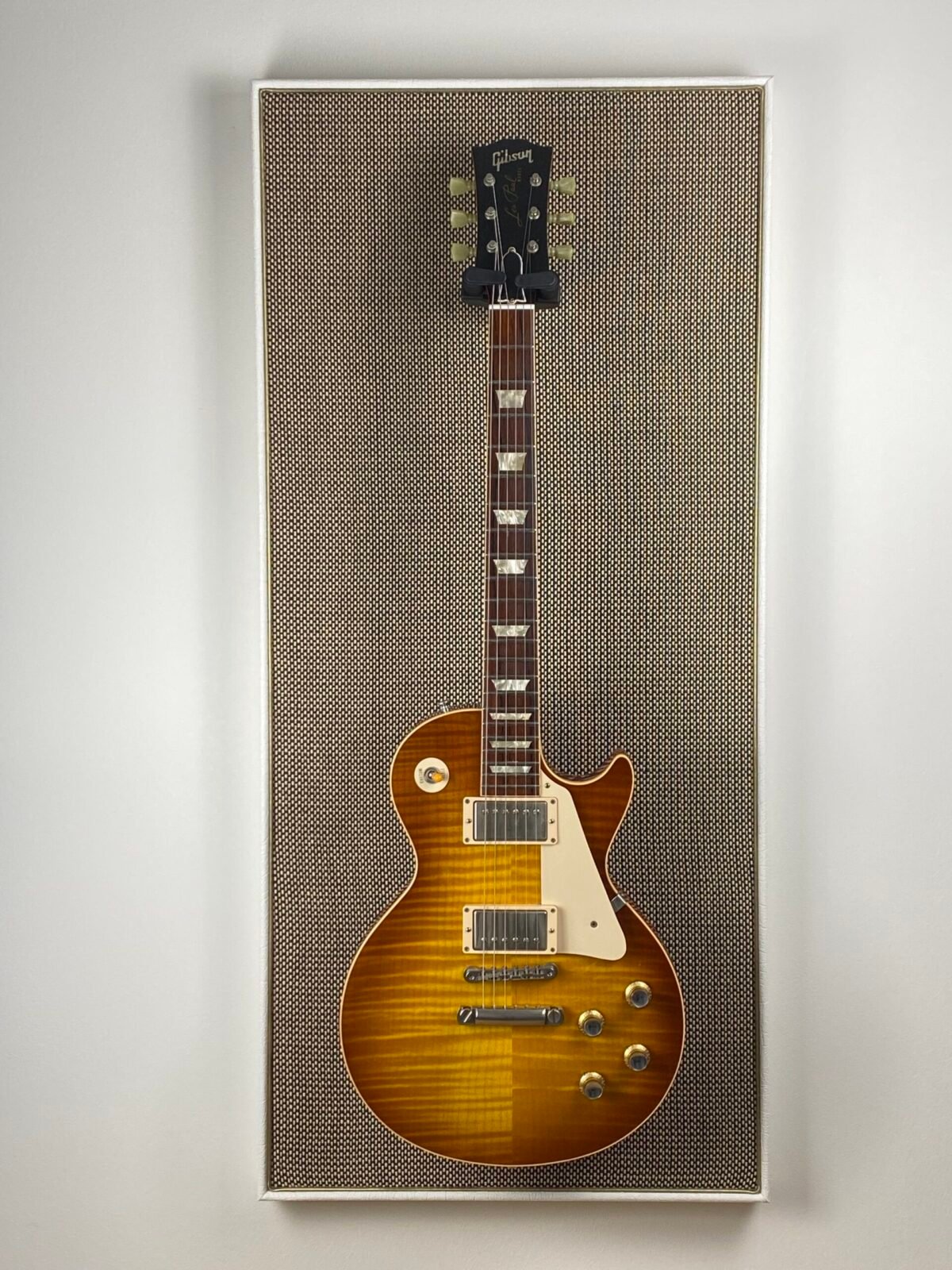 M-Style Salt & Pepper Elephant white gold piping guitar front Akoestisch paneel met gitaar aan haak