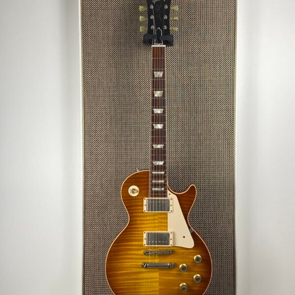 M-Style Salt & Pepper Elephant white gold piping guitar front Akoestisch paneel met gitaar aan haak