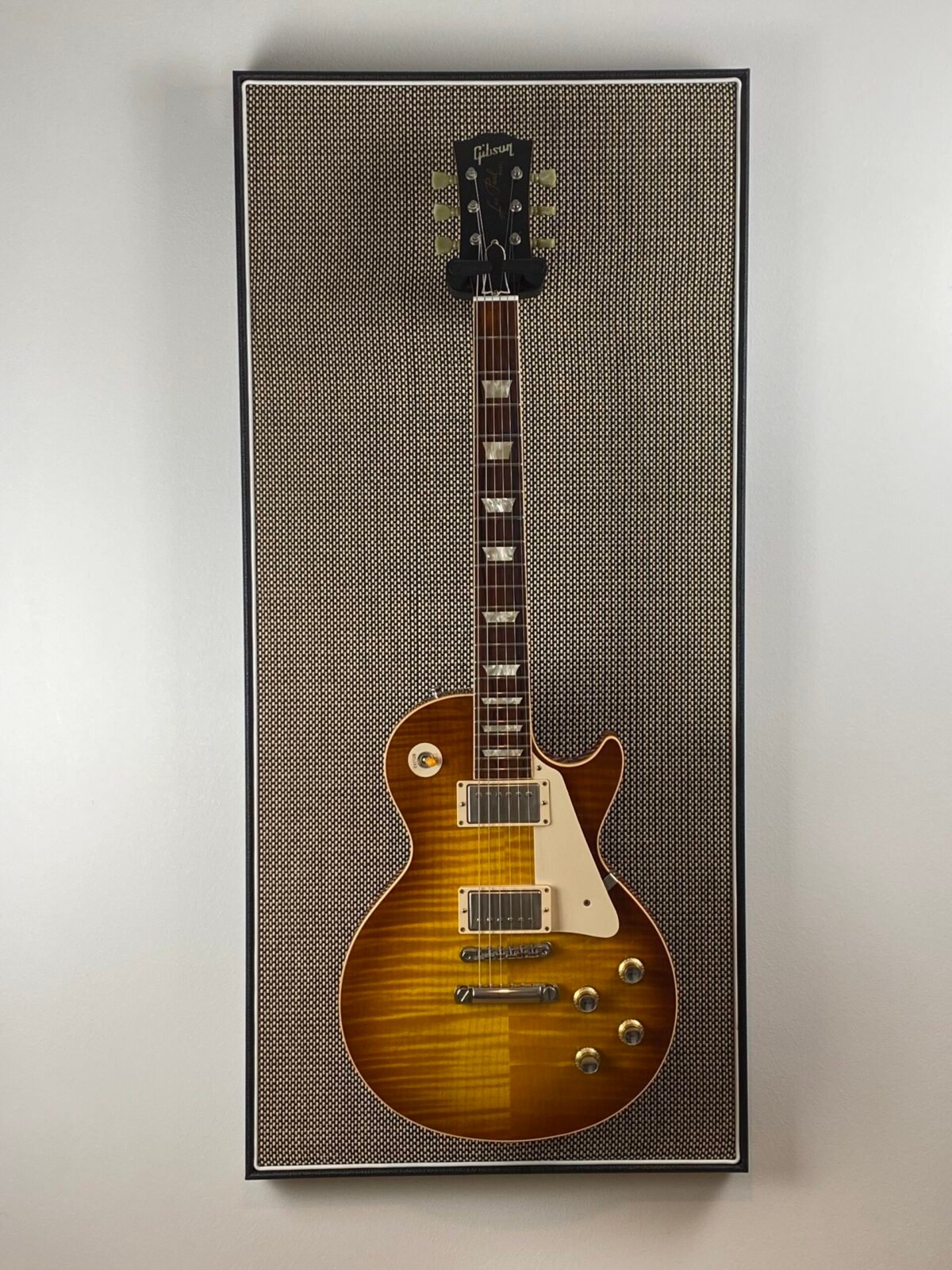 Akoestisch paneel met gitaar aan haak