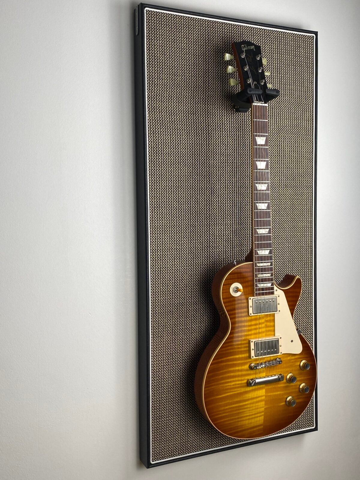 M-Style Salt & Pepper Levant Black White Piping fullside2 Akoestisch paneel met gitaar aan haak