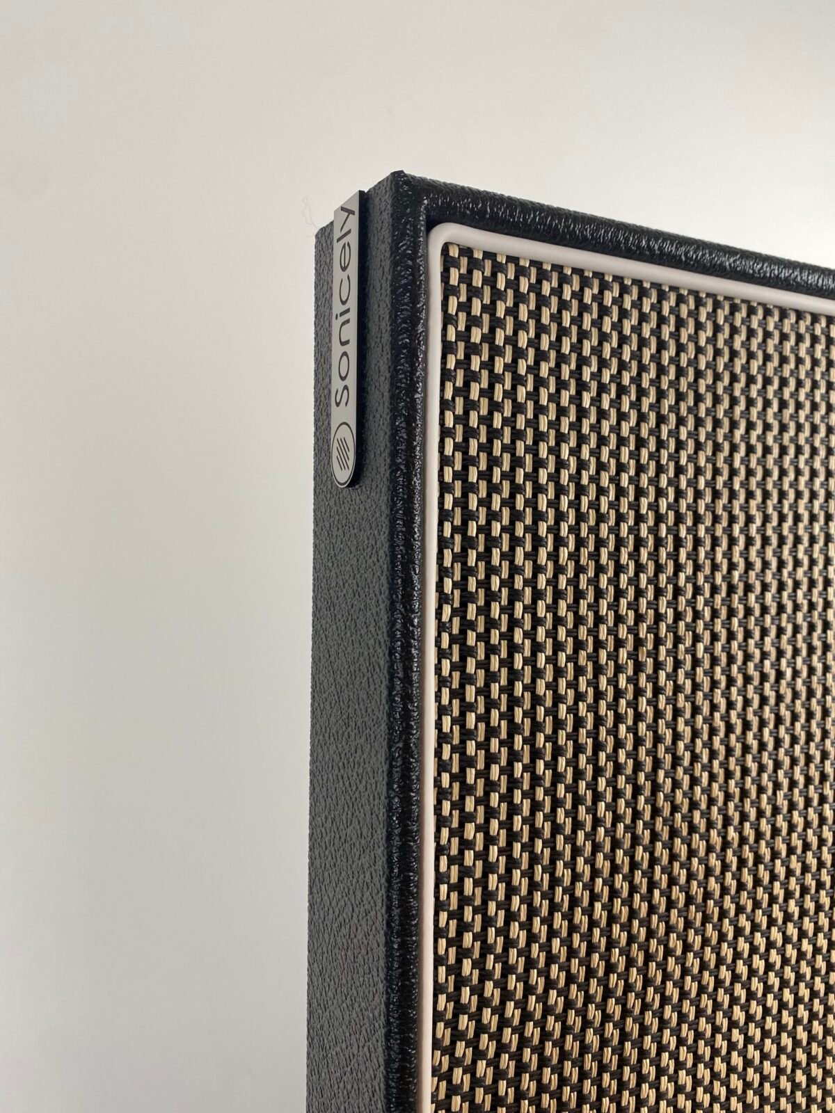 M-Style Salt & Pepper Levant Black White Piping logo logo Sonicely op akoestisch paneel met salt & Pepper speakerdoek