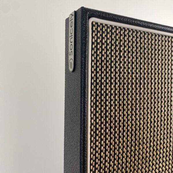 M-Style Salt & Pepper Levant Black White Piping logo logo Sonicely op akoestisch paneel met salt & Pepper speakerdoek