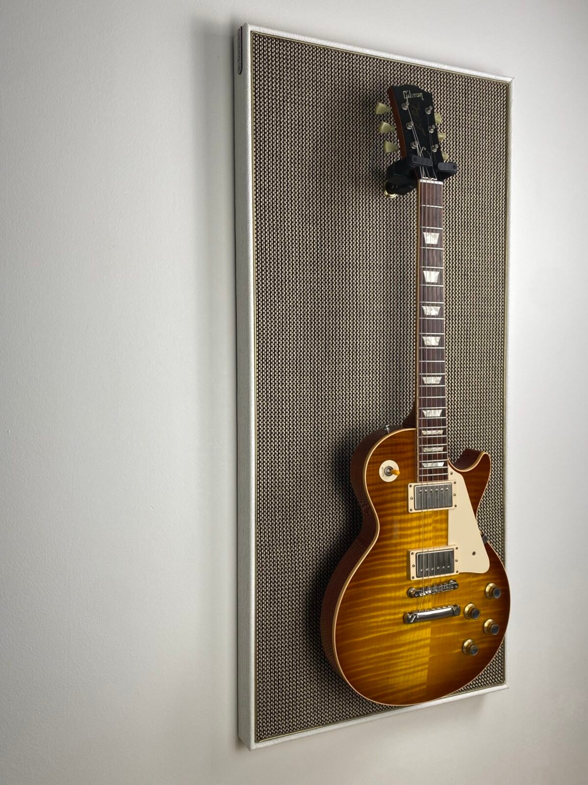 M-Style Salt & Pepper elephant white full side Akoestisch paneel met gitaar aan haak