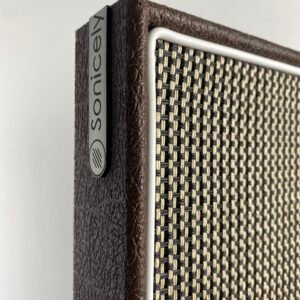 logo Sonicely met salt & pepper speakerdoek op akoestisch paneel