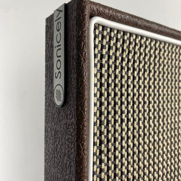 logo Sonicely met salt & pepper speakerdoek op akoestisch paneel