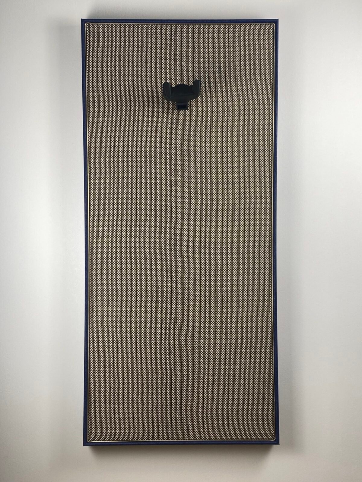 M-Style Sat & Pepper Blue Levant front Akoestisch paneel met gitaar aan haak