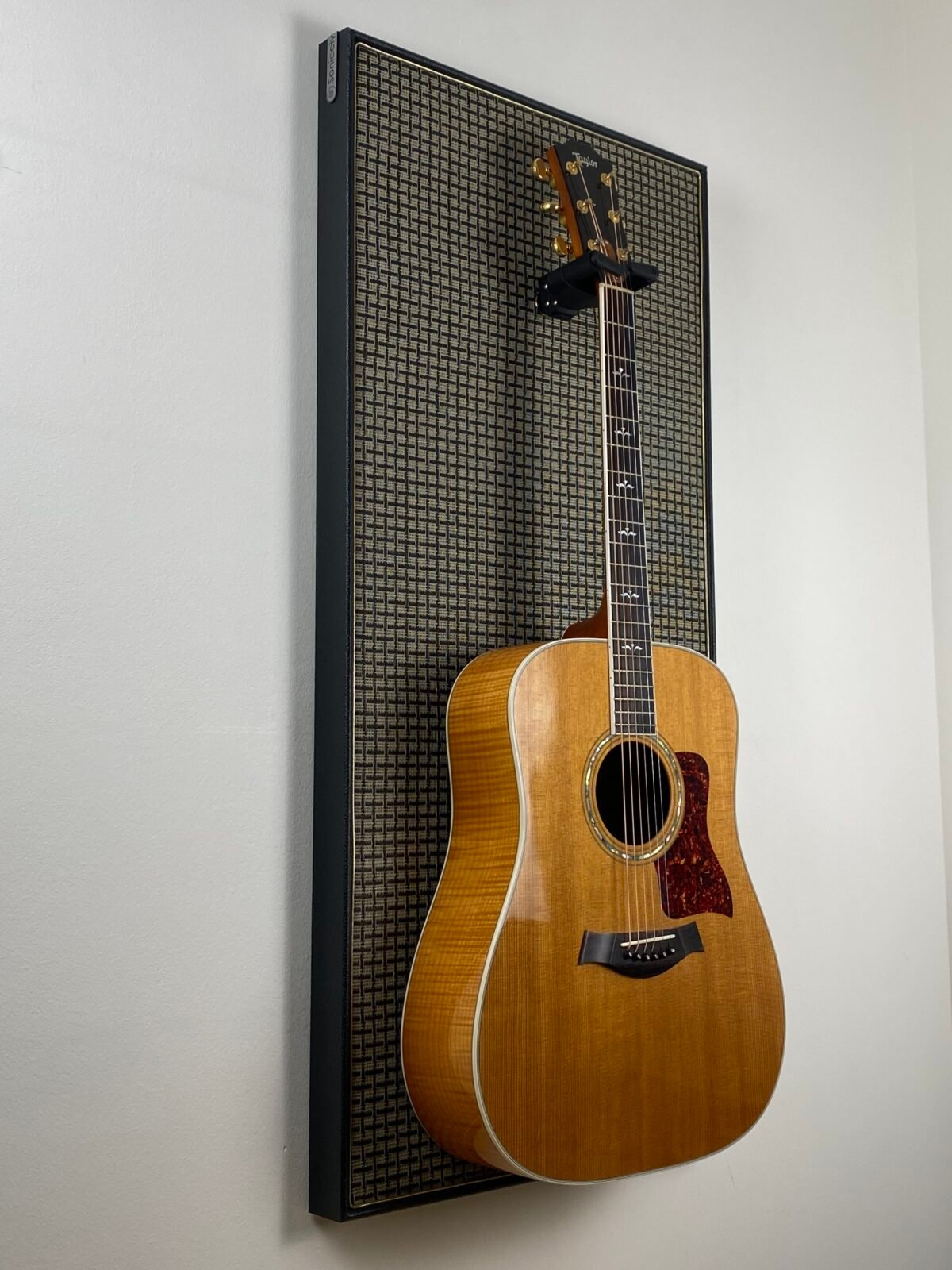 m style LC-LBK Akoestisch gitaar aan gitaarhaak op een akoestisch wandpaneel