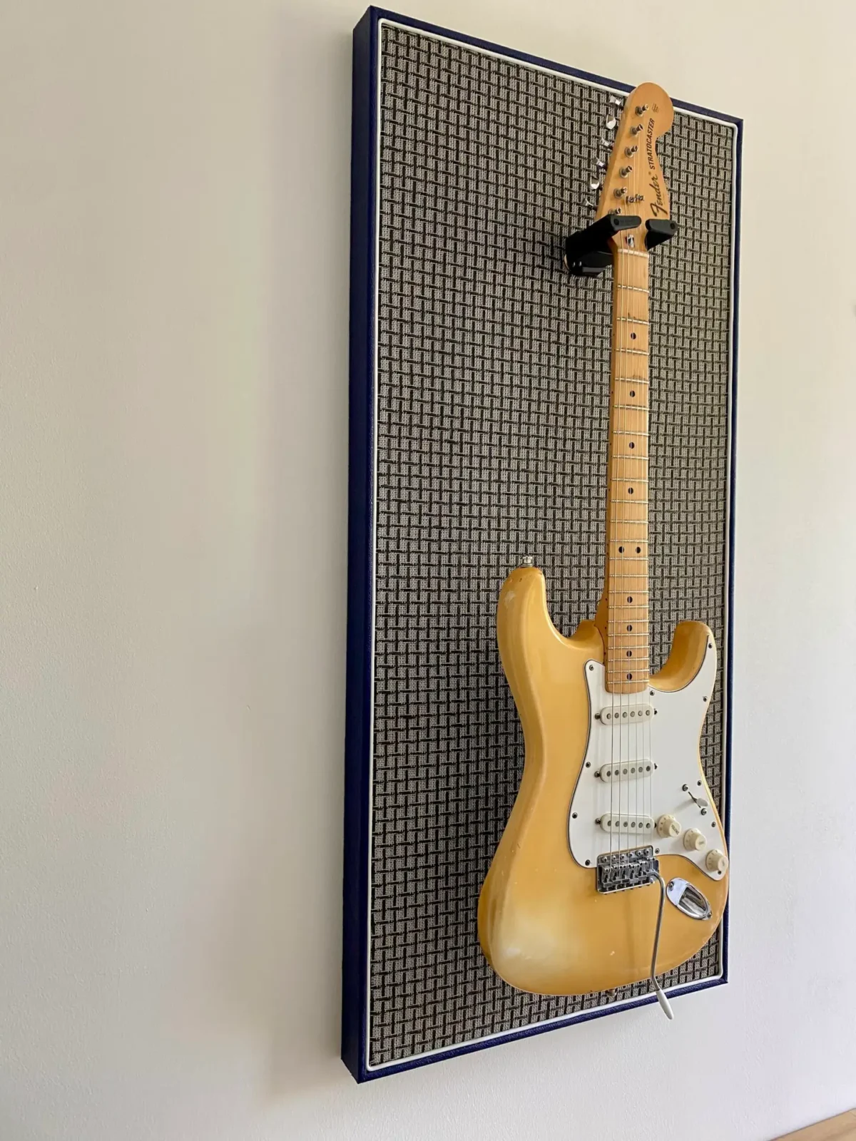 Gitaar akoestisch wandpaneel large check dark blue Gitaar aan haak op akoestisch paneel