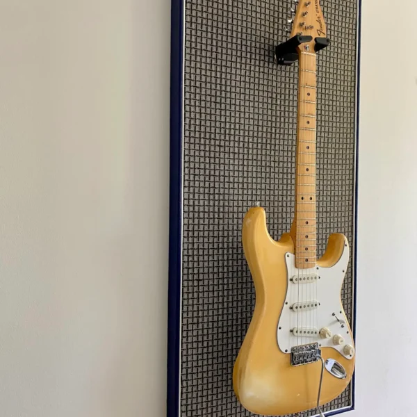 Gitaar akoestisch wandpaneel large check dark blue Gitaar aan haak op akoestisch paneel