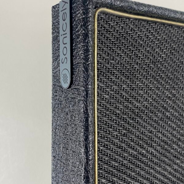 Hoek van zwart akoestisch paneel met gouden bies