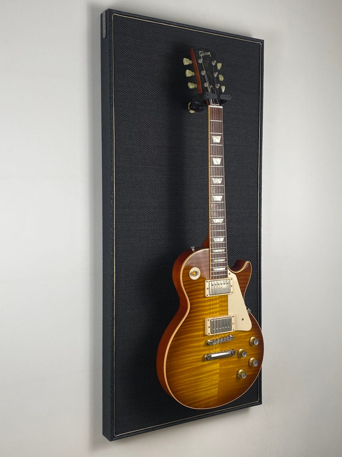 Akoestisch paneel met gitaar aan haak