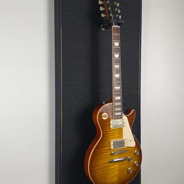 Akoestisch paneel met gitaar aan haak