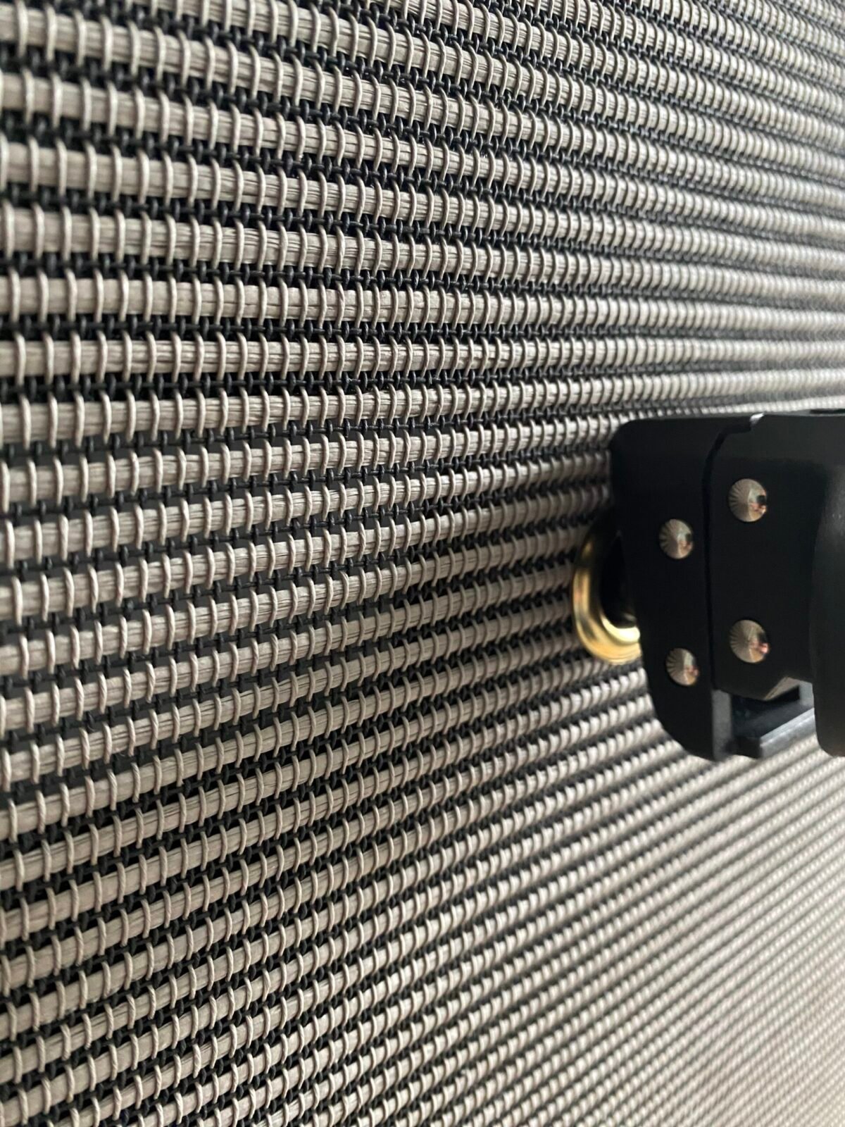 Akoestisch wandpaneel met gitaarbeugel design Bluesbreaker speakerdoek met Hercules haak