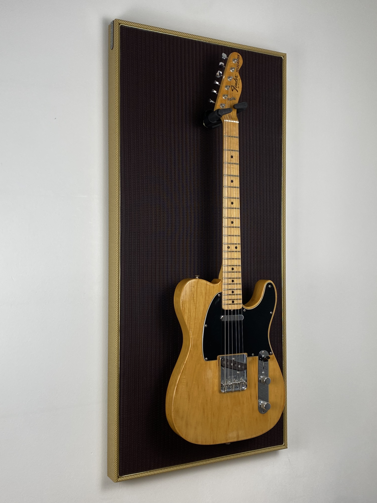 F Style Oxblood Tweed Akoestisch paneel aan muur met gitaar aan haak