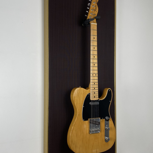 F Style Oxblood Tweed Akoestisch paneel aan muur met gitaar aan haak