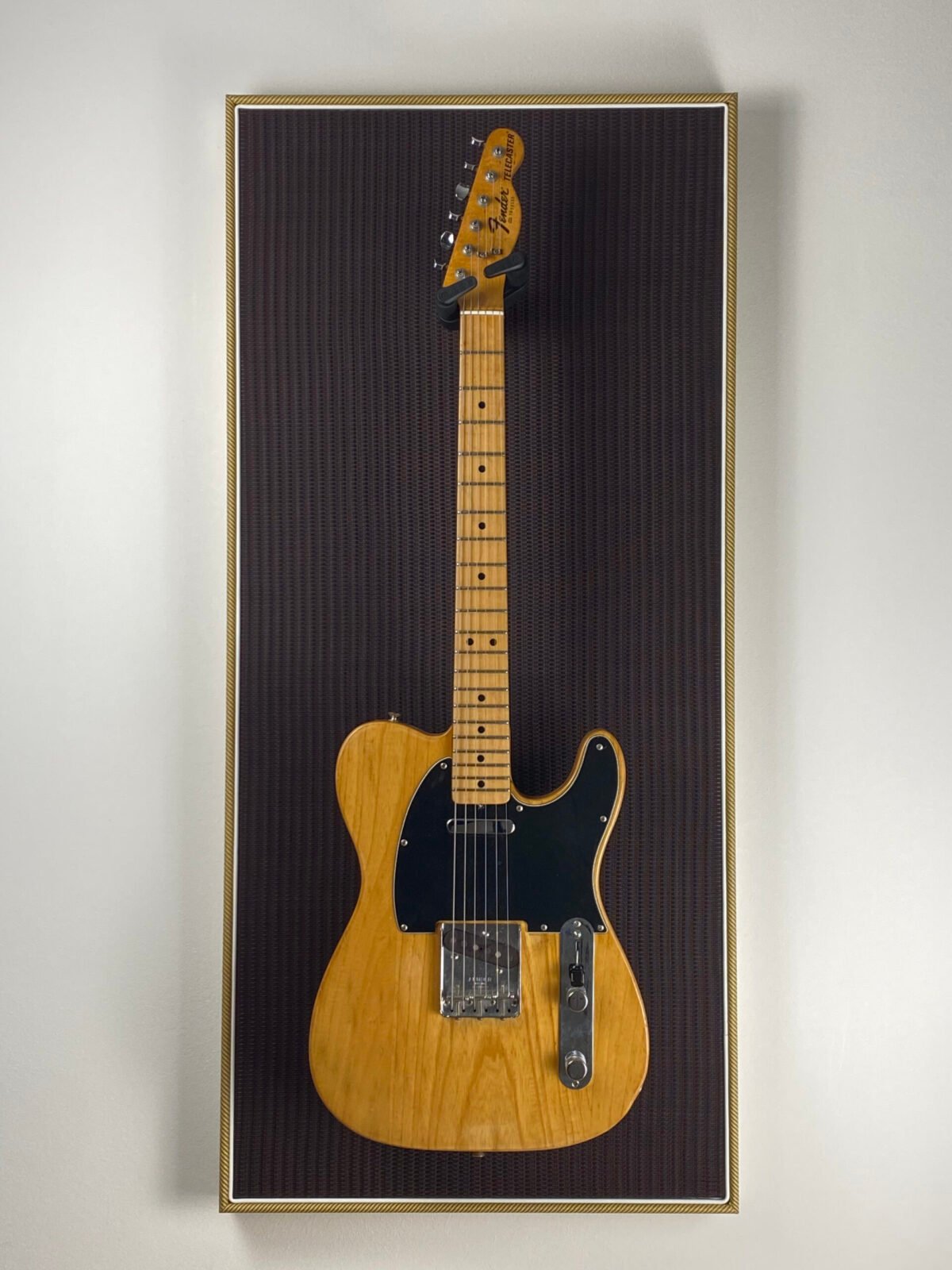 Akoestisch paneel met gitaar aan haak