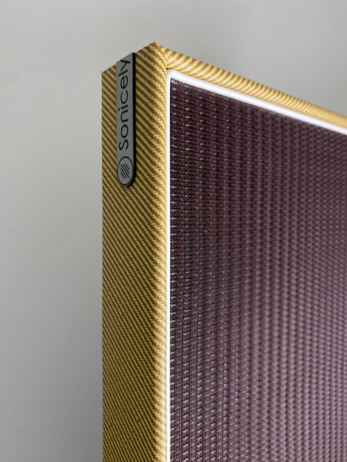 Logo sonicely op akoestisch paneel oxblood tweed