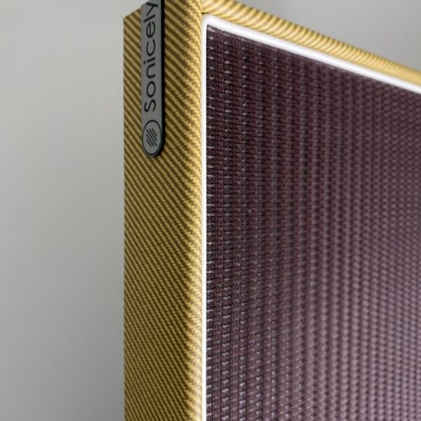 Logo sonicely op akoestisch paneel oxblood tweed