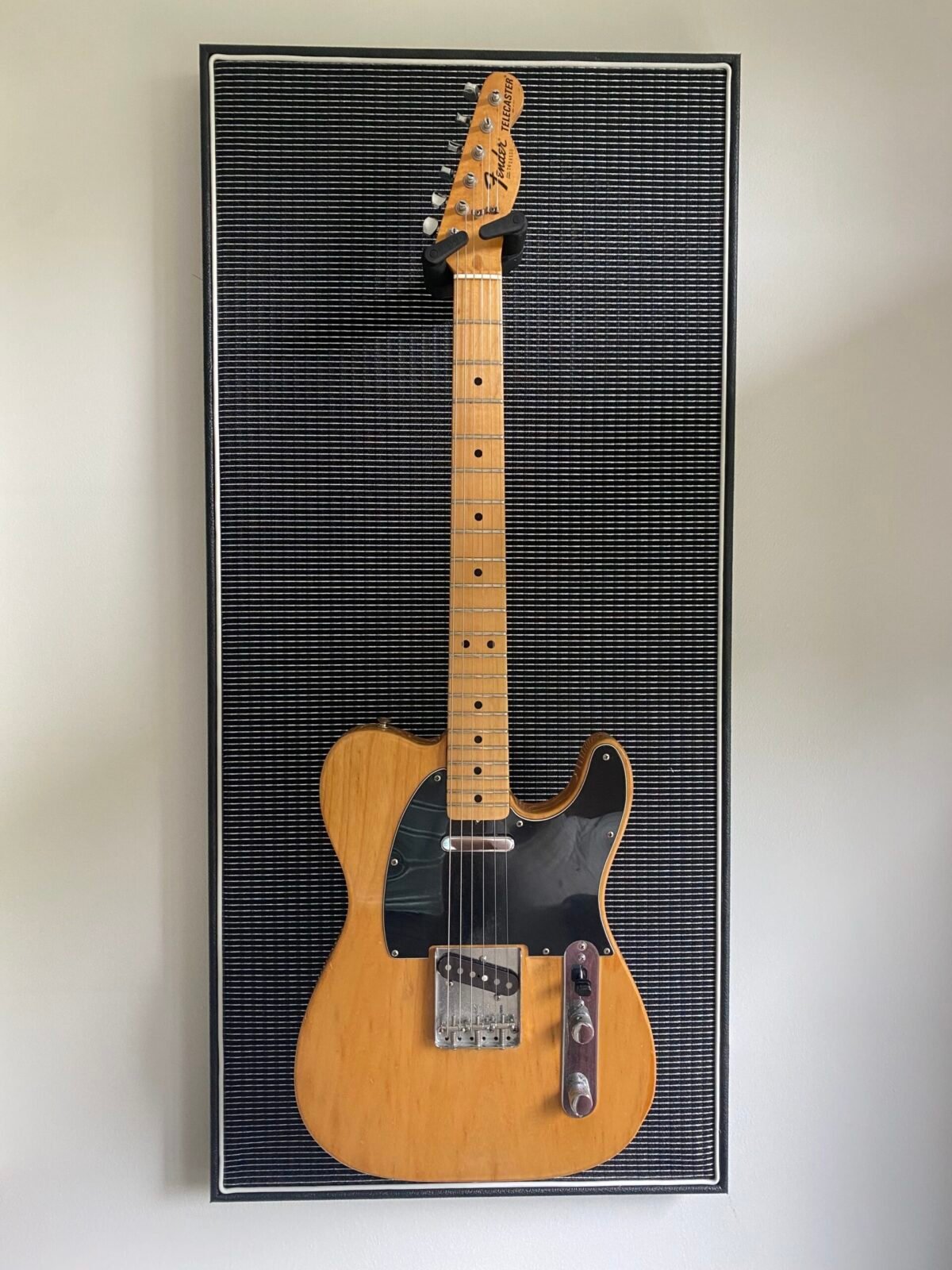 Akoestisch paneel met gitaar aan haak