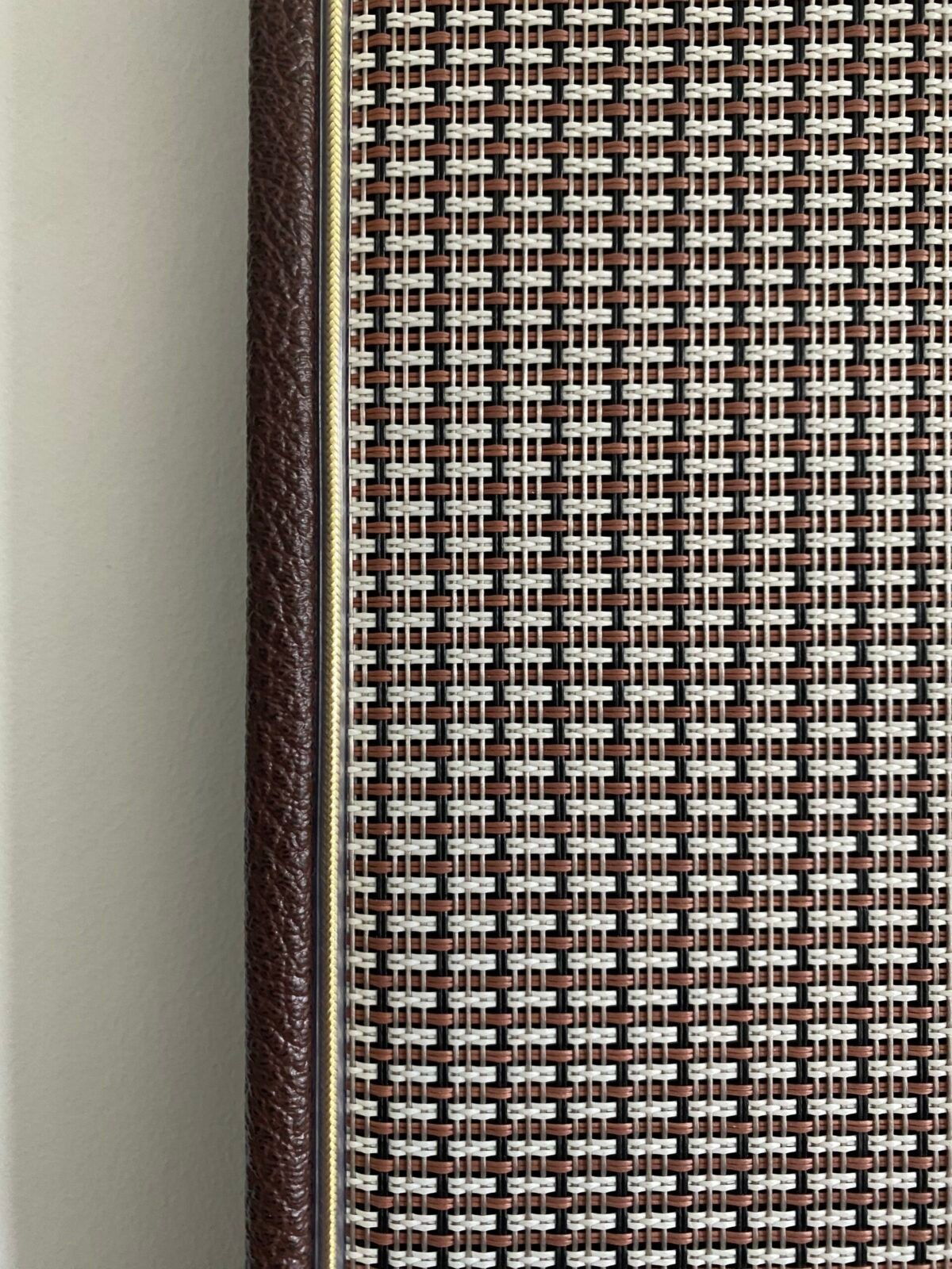 F-Style Akoestisch wandpaneel CabPanel Cocoa Coffee Gold Side Zijkant akoestisch paneel Cabpanel speakerdoek met gold piping