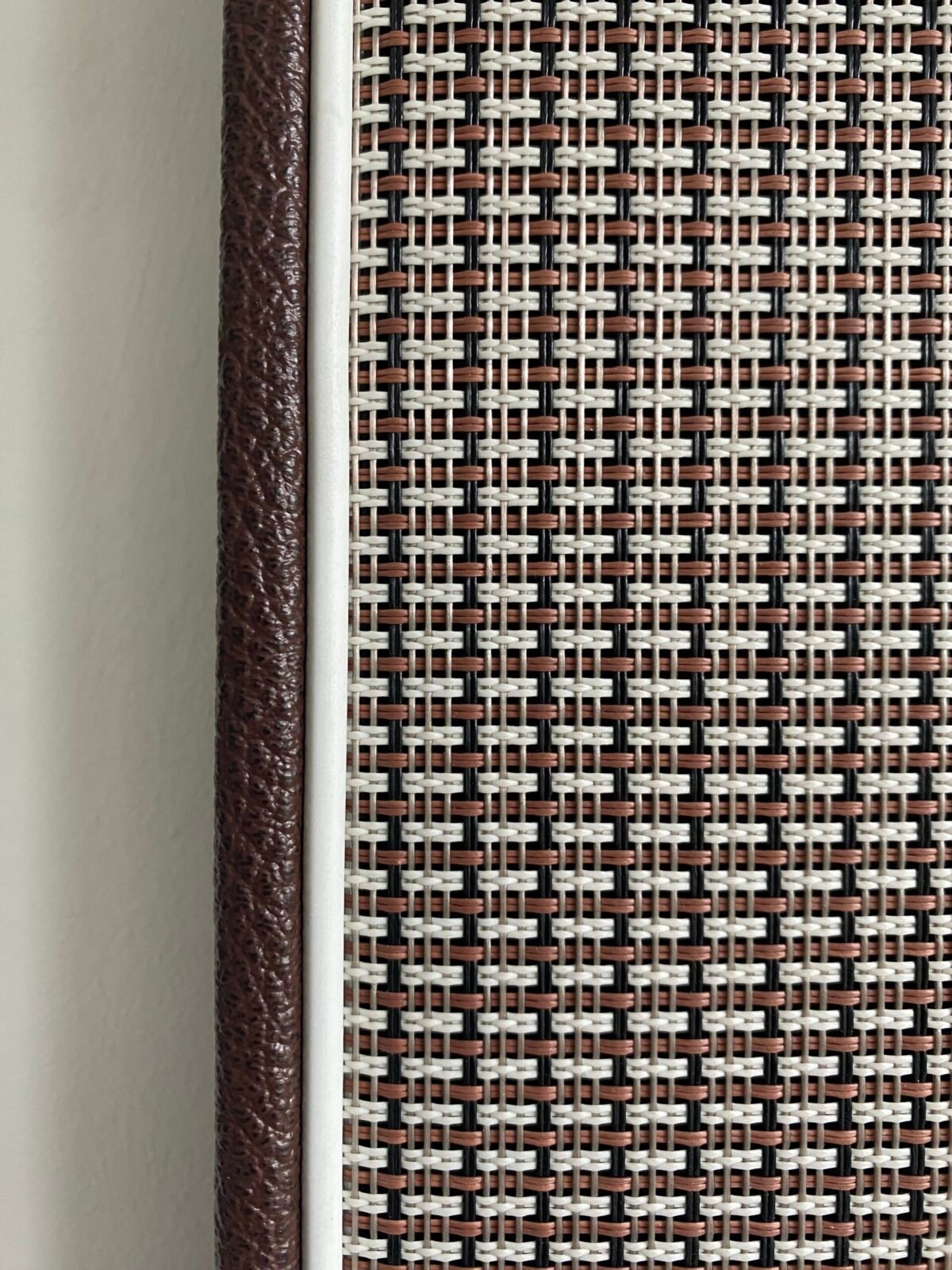 F-Style Akoestisch wandpaneel CapPanel Cocoa Coffee closeup2 Cabpanel speakerdoek zijkant akoestisch paneel