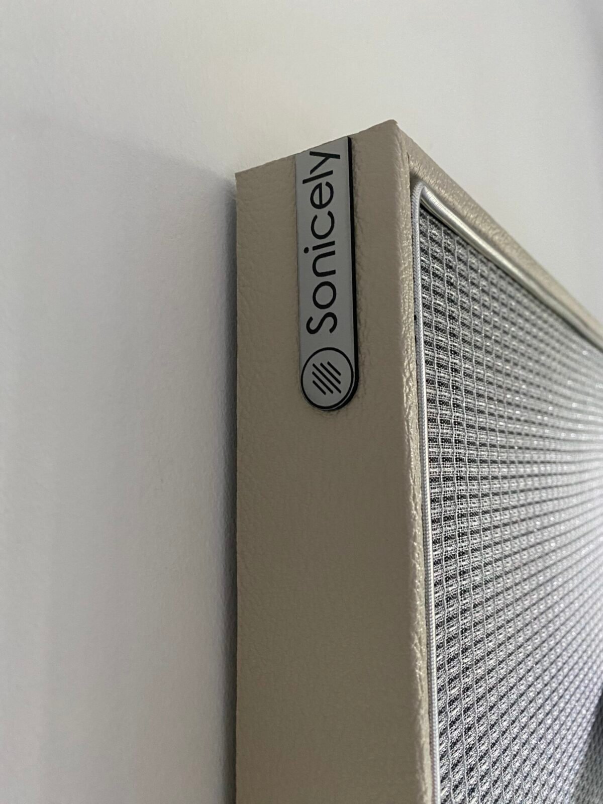 logo op akoestisch paneel Sonicely