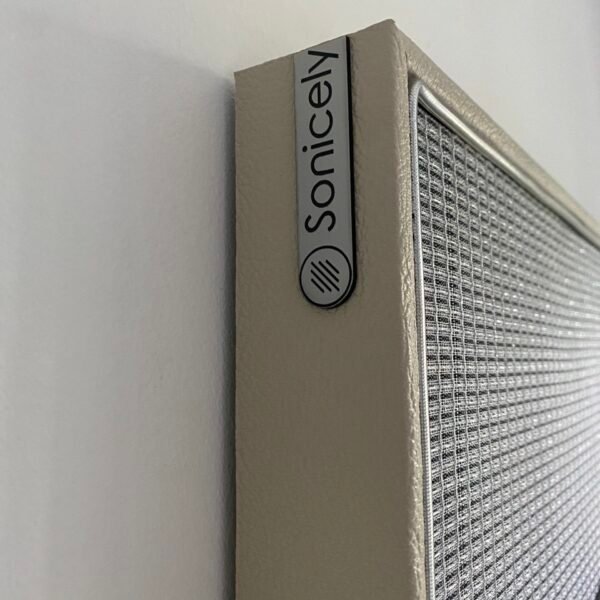 logo op akoestisch paneel Sonicely