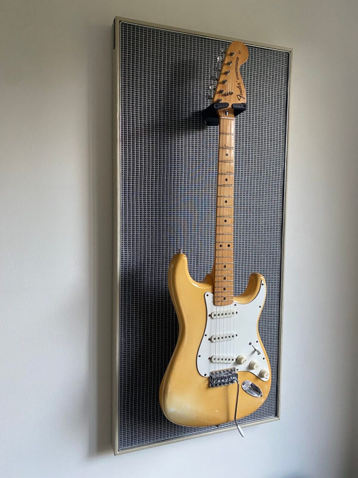 akoestisch paneel met gitaar aan haak