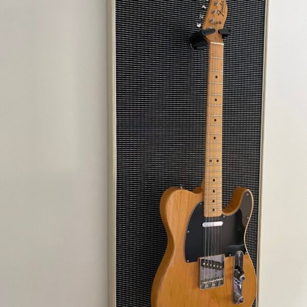 Akoestisch paneel met gitaar aan haak