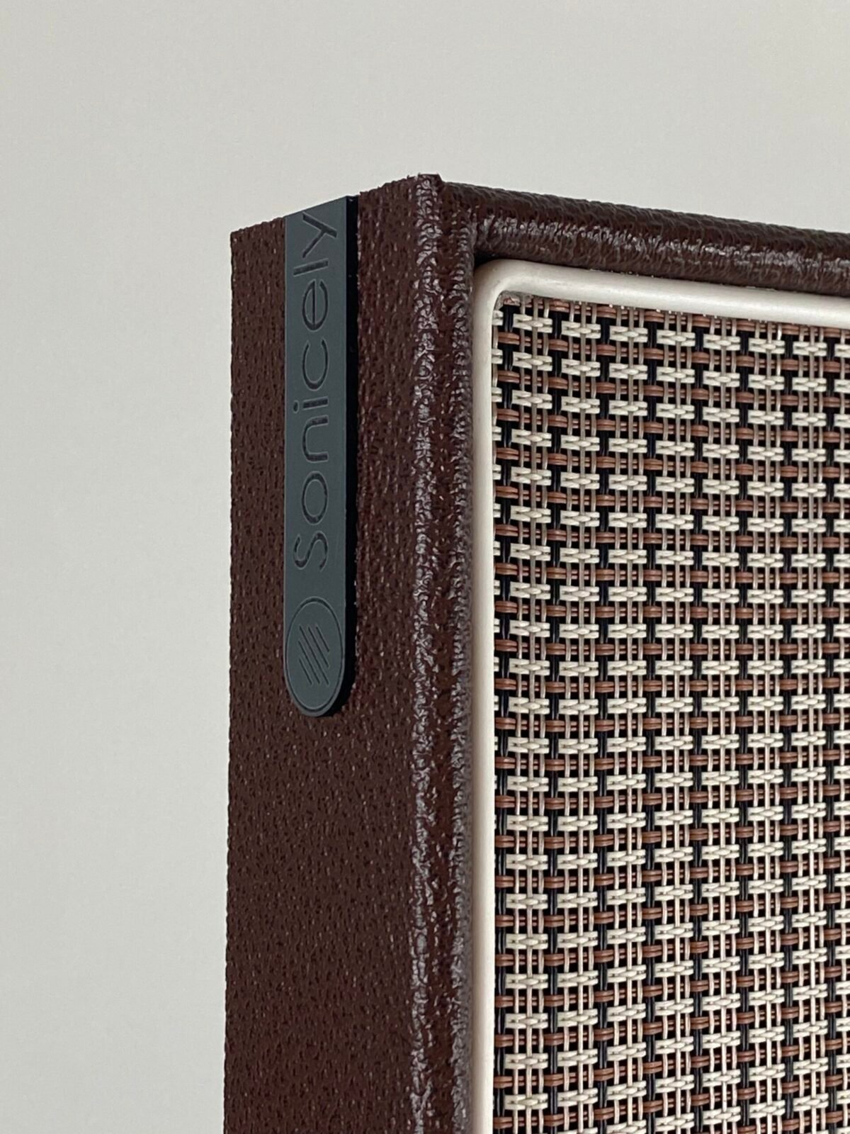 F-Style CabPanel Cocoa Coffee closeup logo Sonicely met Cabpanel speakerdoek op akoestisch paneel