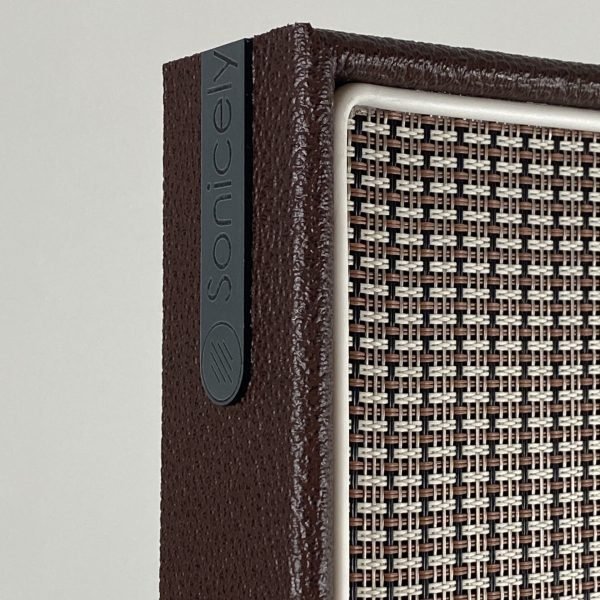 F-Style CabPanel Cocoa Coffee closeup logo Sonicely met Cabpanel speakerdoek op akoestisch paneel