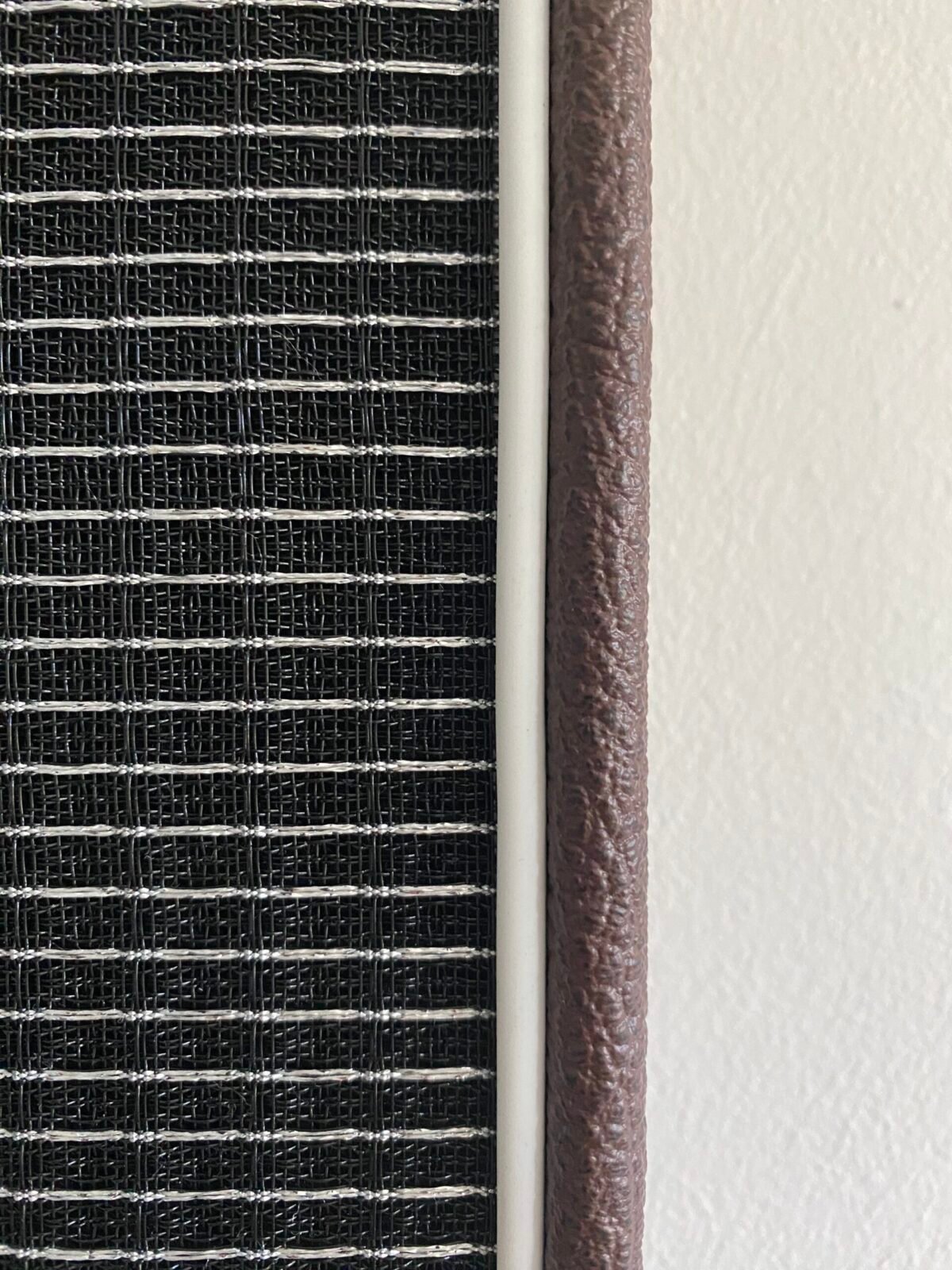 midnight silver speakerdoek op akoestisch paneel zijkant