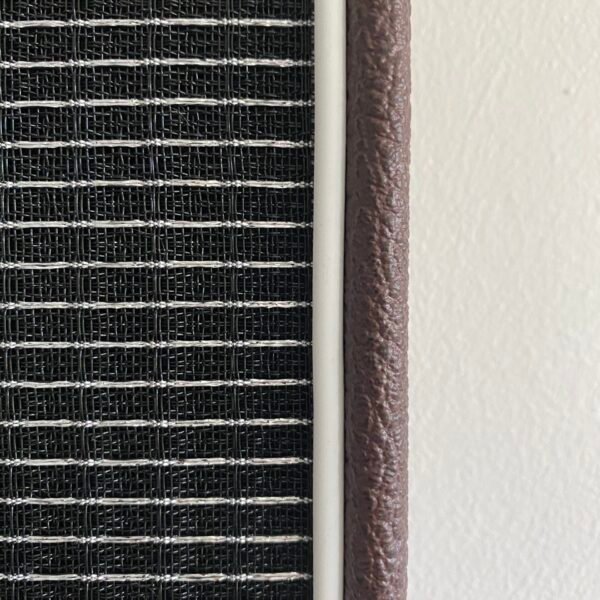 midnight silver speakerdoek op akoestisch paneel zijkant