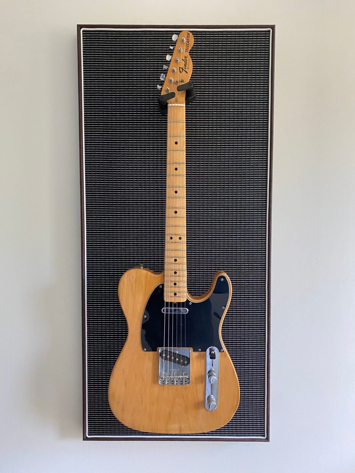 Akoestisch paneel met gitaar aan haak