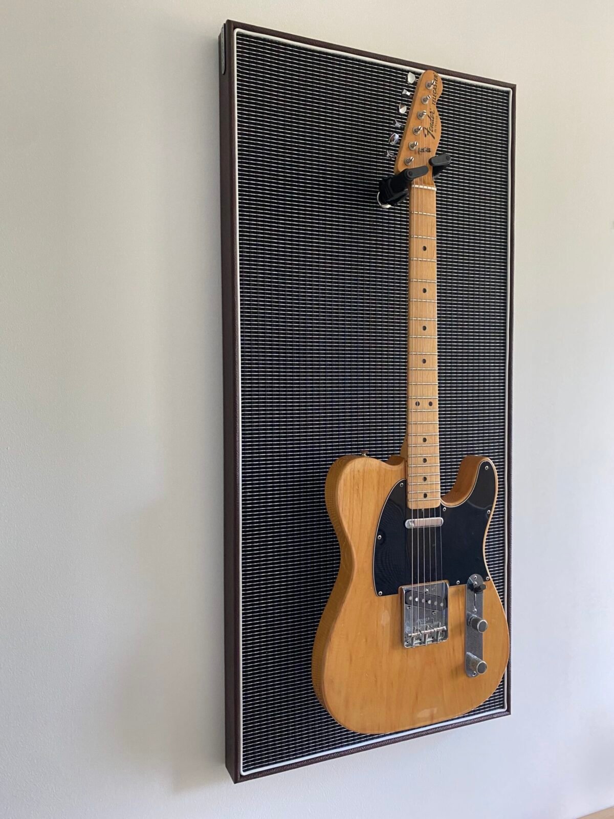 Akoestisch paneel met gitaar aan haak