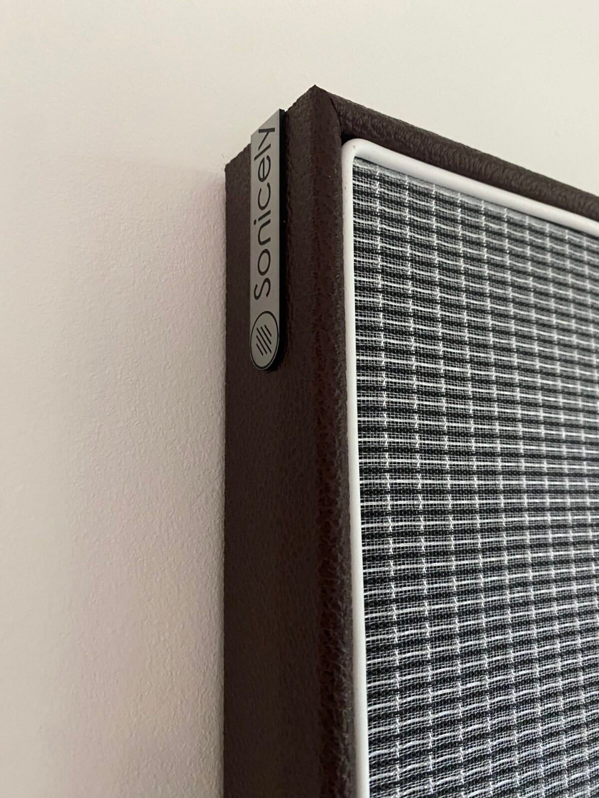 logo Sonicely met daylight silver speakerdoek pnaeel