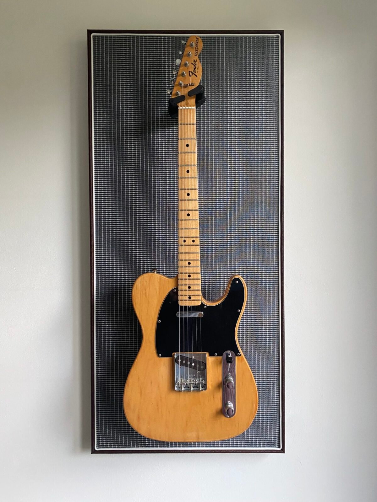 Akoestisch paneel met gitaar aan haak