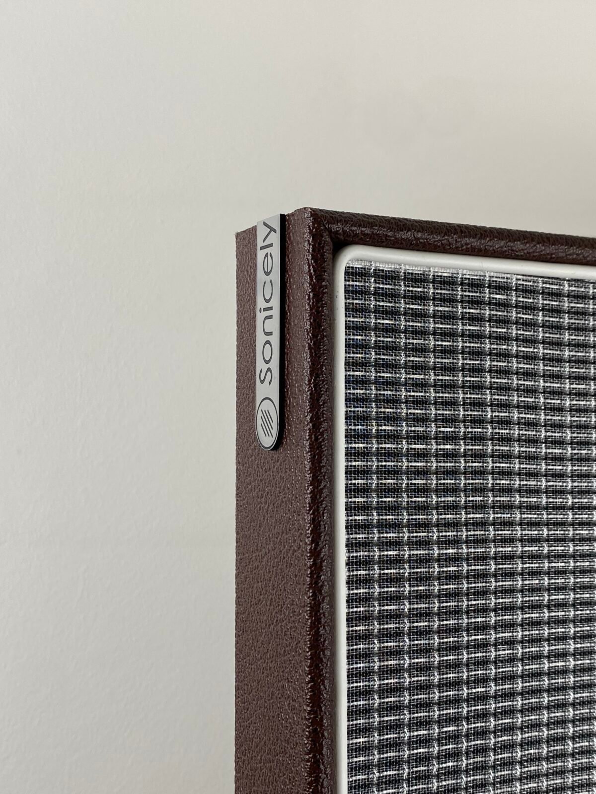Close up van akoestisch paneel met Sonicely logo