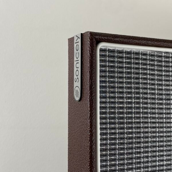 Close up van akoestisch paneel met Sonicely logo
