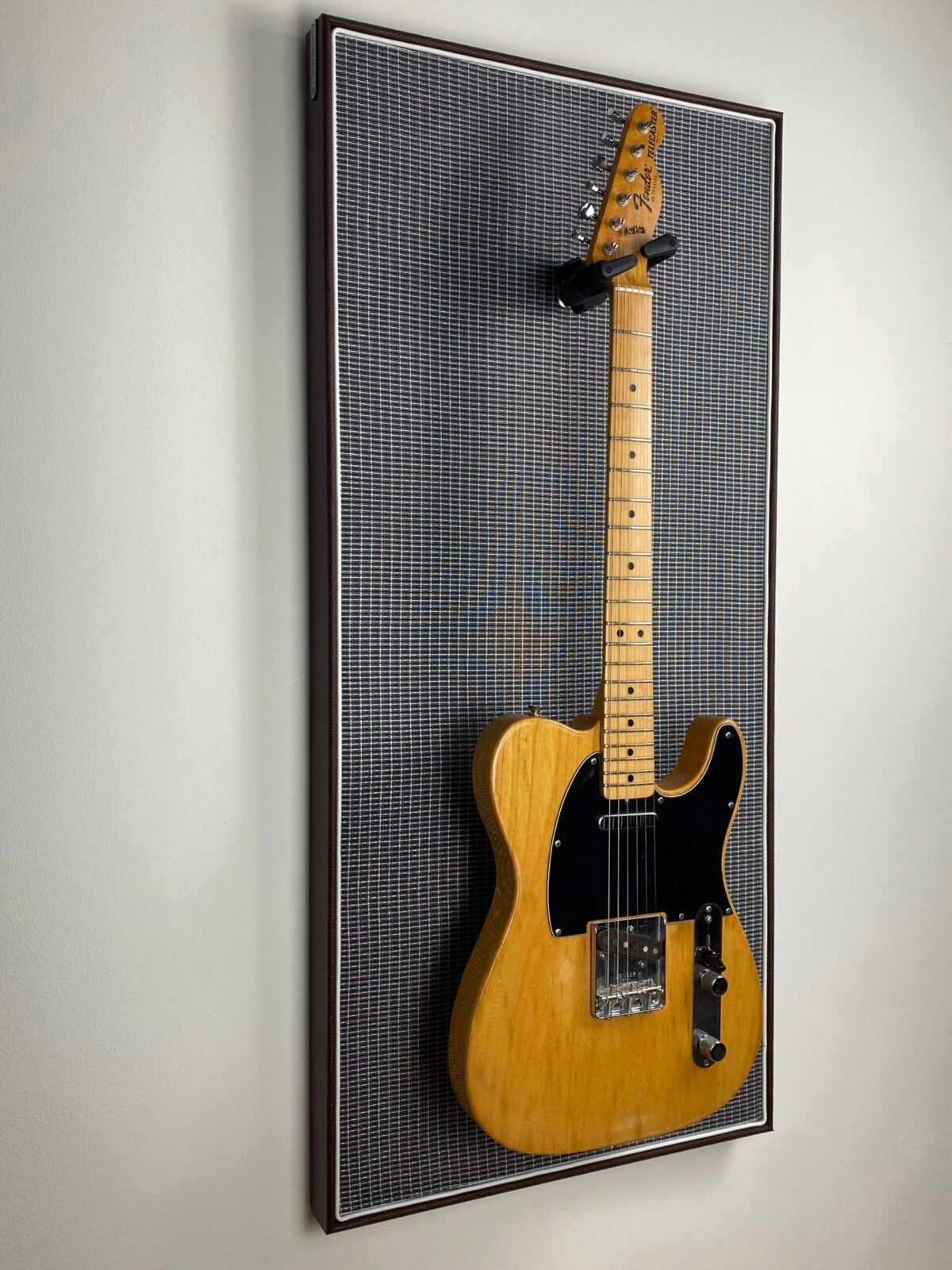 Akoestisch paneel met gitaar aan haak